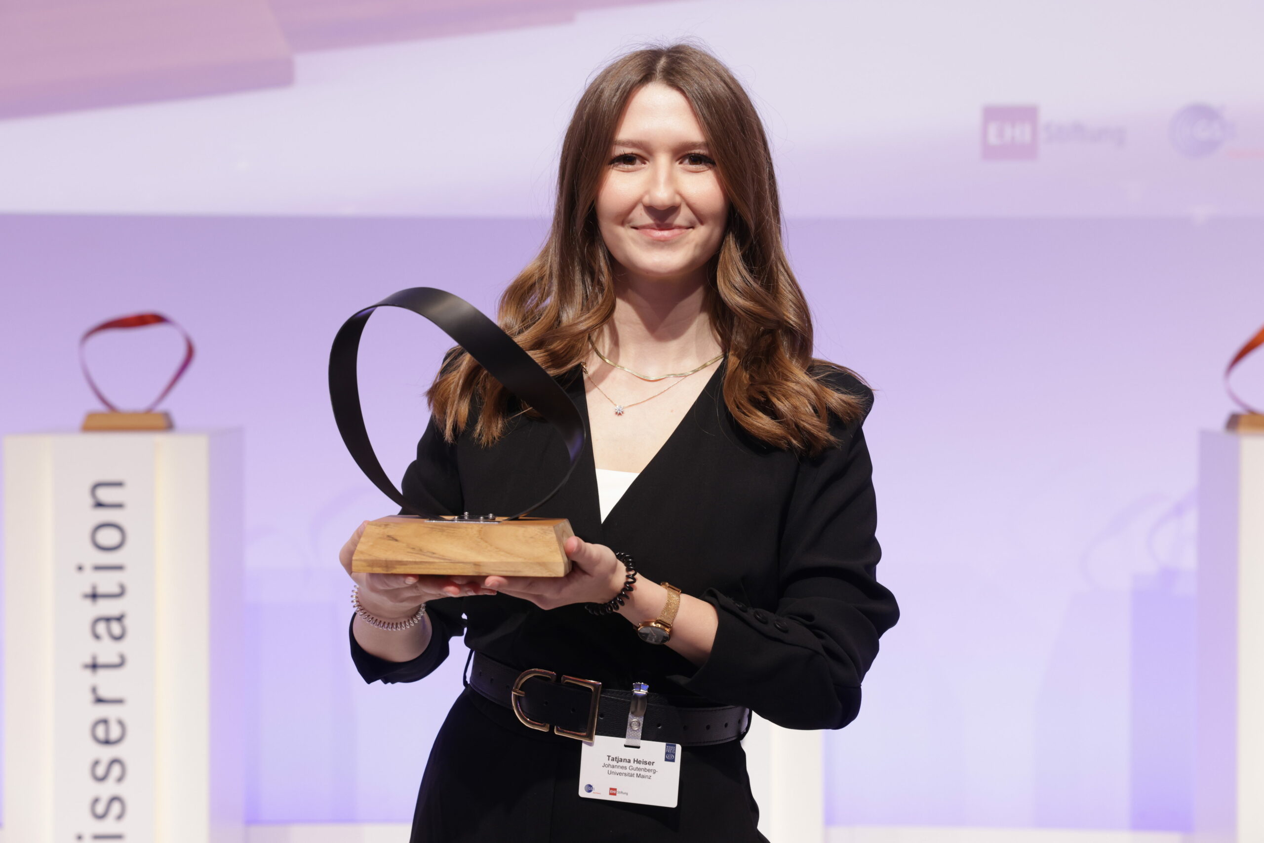 Tatjana Heiser mit dem Preis für die beste Masterarbeit (©EHI/GS1/Jörn Wolter)